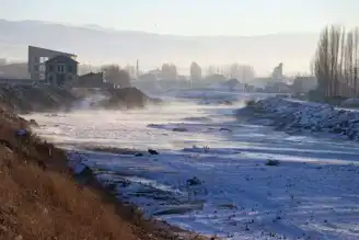 Ağrı'da Murat Nehri Buz Tuttu!