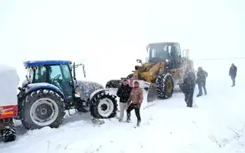 Ağrı'da Kar Kapanı: Traktör Kurtarıldı