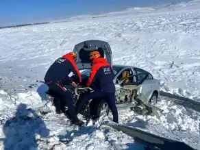 Ağrı'da Trafik Kazası: 2 Kişi Kurtarıldı