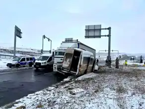 Ağrı'da Çekici-Minibüs Kazası: 8 Yaralı