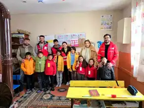 Kızılay'dan Ağrı'daki Çocuklara Kışlık Mont Hediyesi
