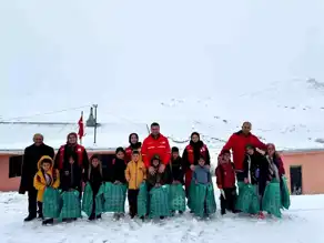 Kızılay Ağrı'da Öğrencilere Hediye Dağıttı