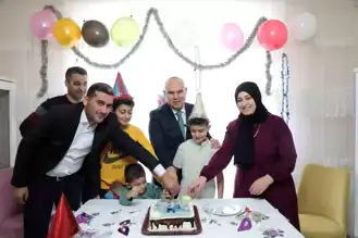 Vali, Hasta Çocuğa Doğum Günü Sürprizi Yaptı