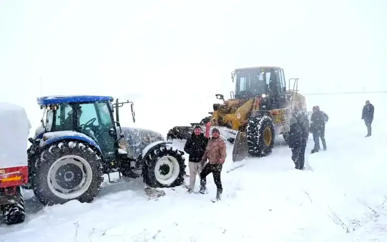 Ağrı'da Kar Kapanı: Traktör Kurtarıldı