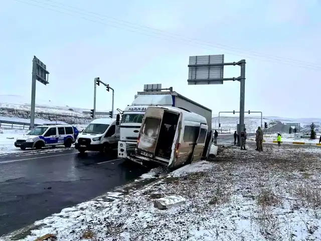 Ağrı'da Çekici-Minibüs Kazası: 8 Yaralı