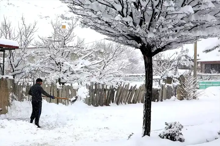 Ağrı ve Erzincan'da Yaşamı Felç Eden Kar Yağışı!