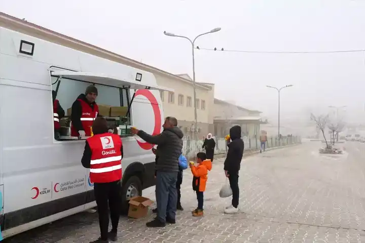 Kızılay Doğubayazıt'ta Soğukta Sıcak Çorba Dağıttı