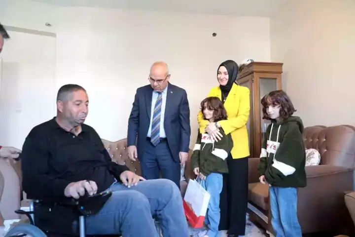 Vali, Özel Gereksinimli Bireye Destek Oldu